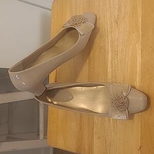 Size 12m Torta Caliente, cream patent leather pumps